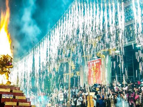 能驅邪除疫的「放火獅」是保生文化祭最受矚目的重頭戲。