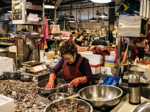 攤商根據體型大小和品質分類新鮮的蝦子。