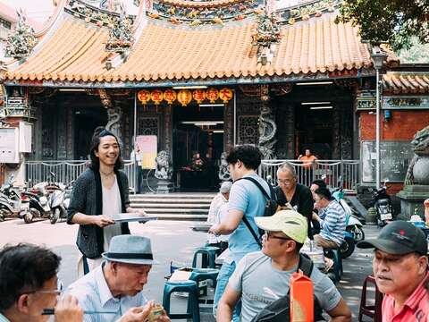 每到午餐時段，大稻埕慈聖宮前總會聚集滿滿的人潮。