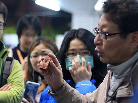 散步導覽不局限於歷史古蹟，台北城市散步也有凌晨拜訪台北魚市場的行程，探索生活的每一個角落。