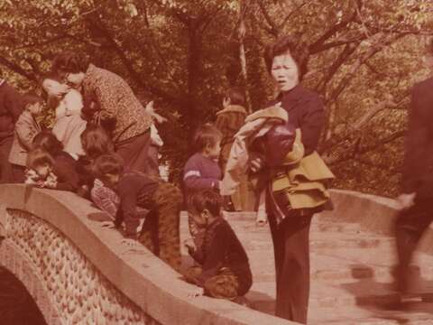 1980年代高傳棋母親帶著他與大哥至新公園旅遊的合影。