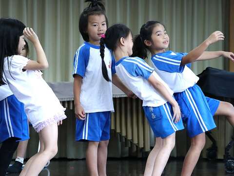 為了呈現最好的表演,博嘉實小學生努力彩排練習。