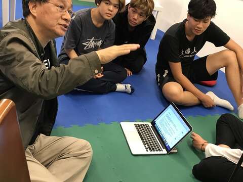 擁有豐富產業經驗的TMS校長小野(左)教授學生相關知識。
