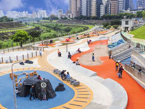 台北市最大のコモン式河岸プレイグランドがオープン