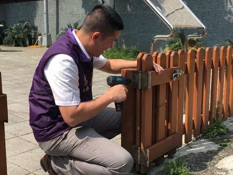 里長親自動手拆解木門