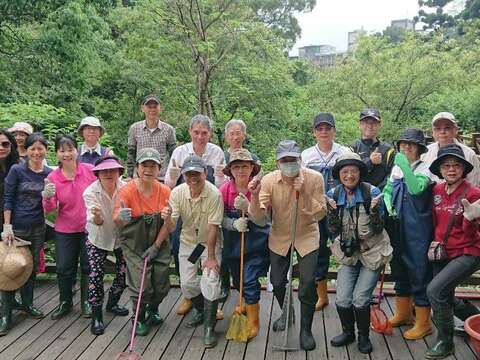 榮星花園公園生態守護志工隊工作前的全體合影。