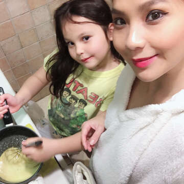 母女倆的親密時光,就是一起烤蛋糕,再到大安森林公園野餐。(圖/DJ Cookie)
