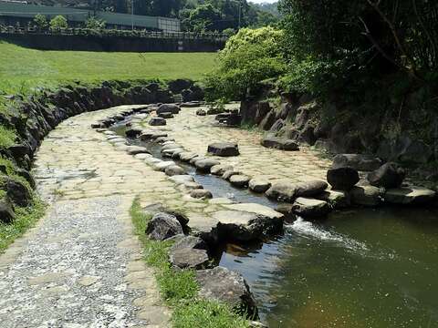 大溝溪畔以生態工法整治親水步道