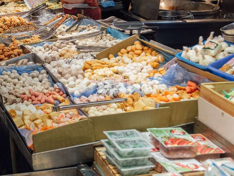 除了採買生鮮,到東三水街市場選購熟食也是不錯的選擇。(攝影/羅健宏)