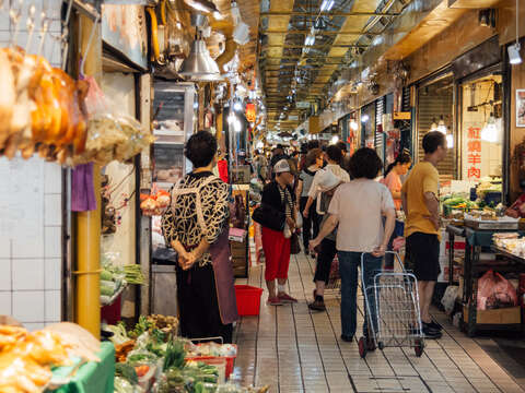 人潮絡繹不絕的東三水街市場,從蔬果生鮮、乾糧到雜貨服飾一應俱全。(攝影/羅健宏)