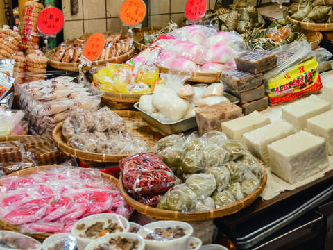 除了採買生鮮，到東三水街市場選購熟食也是不錯的選擇。(攝影／羅健宏)