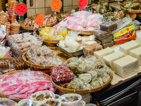 除了採買生鮮,到東三水街市場選購熟食也是不錯的選擇。(攝影/羅健宏)
