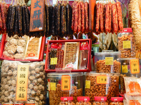 南門市場提供各種南北雜貨及煙燻肉品。(攝影／羅健宏)