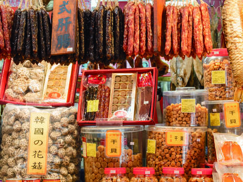 南門市場提供各種南北雜貨及煙燻肉品。(攝影/羅健宏)