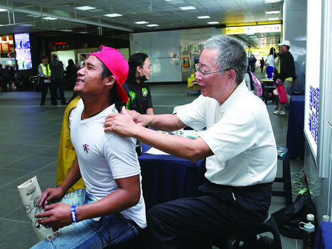 在台北車站舉辦的外籍移工義診暨健康關懷活動。（圖/台北市勞動力重建運用處）