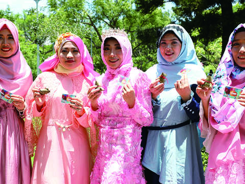 穆斯林姐妹們開心領取「開齋好粽」，慶祝開齋節。（圖／台北市觀光傳播局）