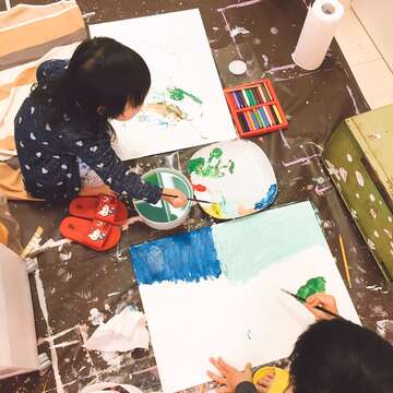 羅喬綾與孩子一同創作。(圖/羅喬綾)