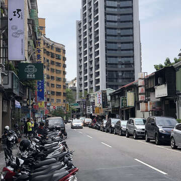西門町就像是台北的縮影,新舊交雜,宛如台北的生活切片。(圖/黃金樺)
