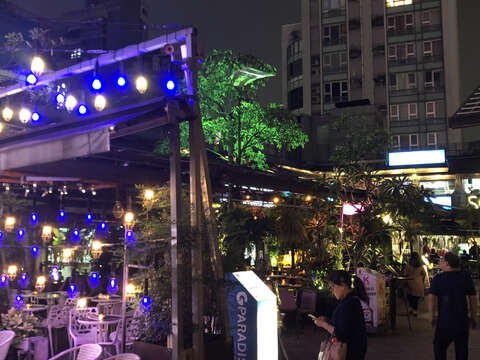 夜間的紅樓散發出誘惑的美,是西門的日常。(圖/黃金樺)