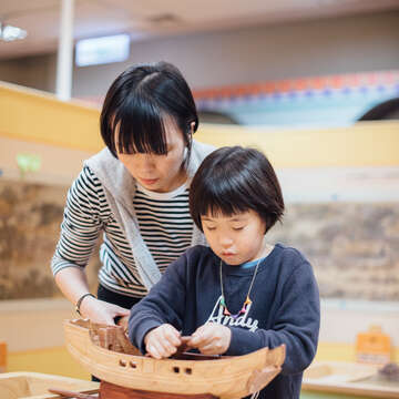 親子互動，也是兒童學藝中心的特色之一，通力合作才能完成一個遊戲關卡。（攝影／鄭弘敬）