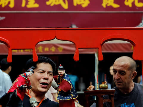 延續謝神傳統,信眾邀請戲班在台北霞海城隍廟埕前演出。(圖/台北霞海城隍廟)