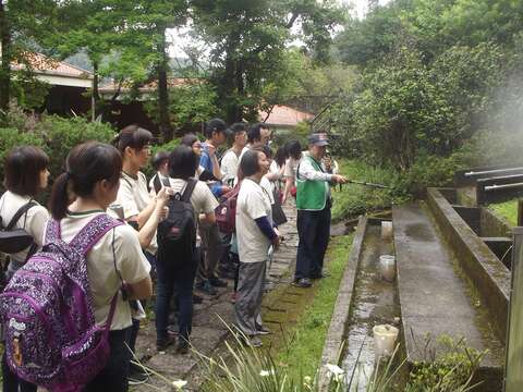 茶推中心平日受理團體預約，提供茶藝指導、茶園及生態導覽。(水土保持教室)