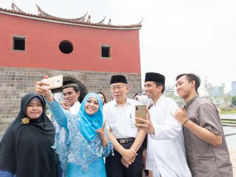 臺北市長柯文哲自備穆斯林的Peci帽，與穆斯林演員開心合照