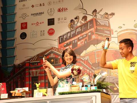 Mikey與女神阿喜搭檔演出臺北觀光新曲，逗趣演出讓現場笑聲不斷。.JPG
