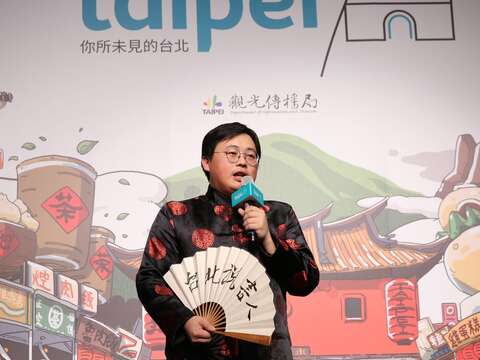 觀傳局長劉奕霆穿上唐裝化身說書人，在記者會現場帶領大家進入臺北的驚奇世界。.JPG