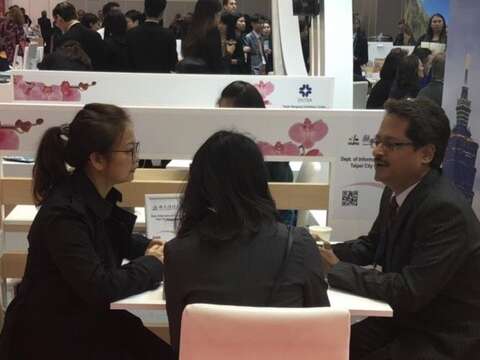 台北市政府觀光傳播局股長游美娟（左一）於IMEX展向國際業者介紹台北市會展資源及優勢