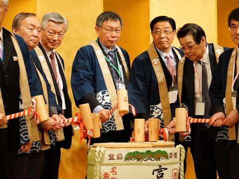 臺北市長柯文哲與臺日貴賓(右3為富山縣議會議長中川忠昭)一起進行敲酒儀式.JPG