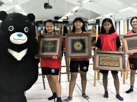 泰武國小學童和熊讚分享刺繡作品_