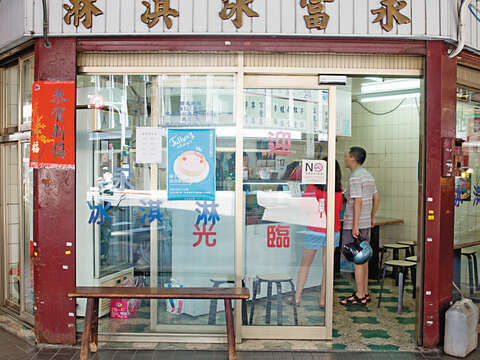 The shop’s original decorations make customers return to the old times.  (Photo / Lin Weikai)