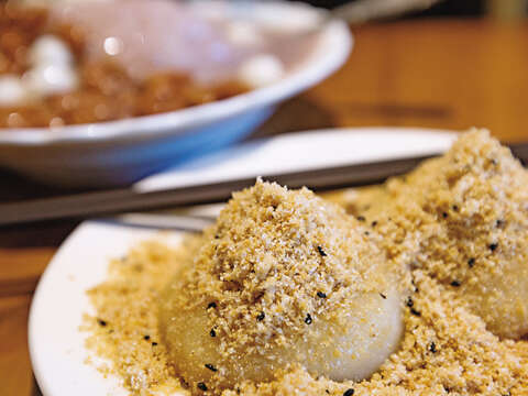 The chewy hot rice balls cannot be missed, nor can the tangyuan.  (Photo / Yang Zilei)