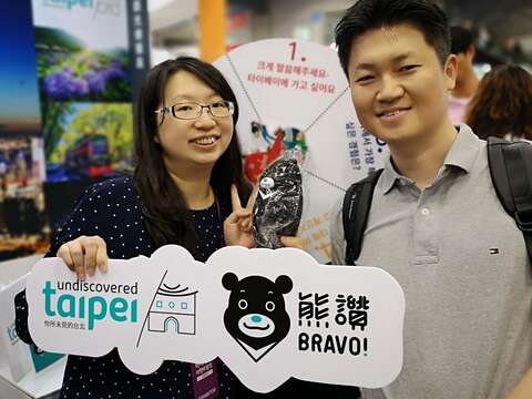 圖二：韓國民眾至臺北展攤打卡獲得臺北市特色紀念品