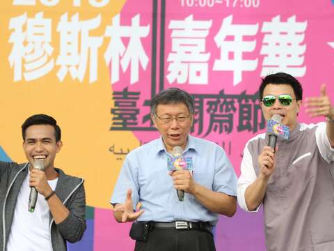 印尼國際藝人Fildan來臺，柯P帶飲料貼心探班