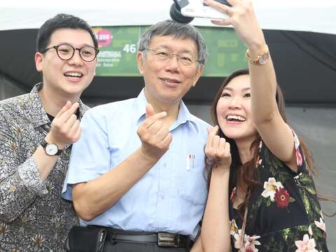 柯P與印尼千萬部落客網紅夫妻Anak Jajan開心自拍
