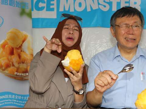柯P與怪怪穆斯林少女Yusi一起吃芒果冰，挑戰搞怪三連拍