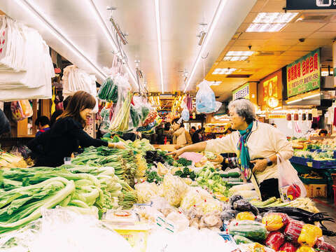 台湾の伝統的な市場ではローカルの生活を体験できるほか、台湾の人情味に触れることができます。(写真/江祐任)