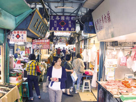 In addition to vegetables and fruits, you can also find ready-made cuisine in a traditional market. (Photo / Taiwan Scene)