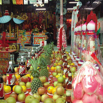 Seasonal fruits and drinks are commonly used as the offering for “good brothers.”