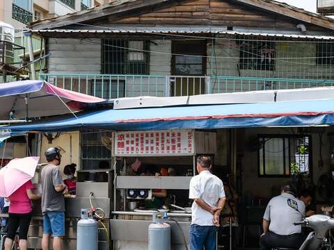 「無名麵店」不只涼麵好吃,味噌湯、油豆腐、黑白切都是在地人常點的品項。