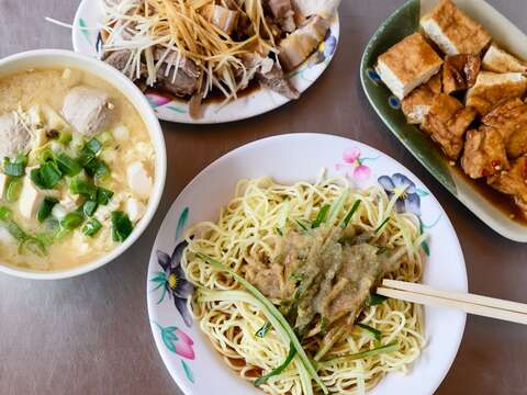 「無名麵店」不只涼麵好吃,味噌湯、油豆腐、黑白切都是在地人常點的品項。