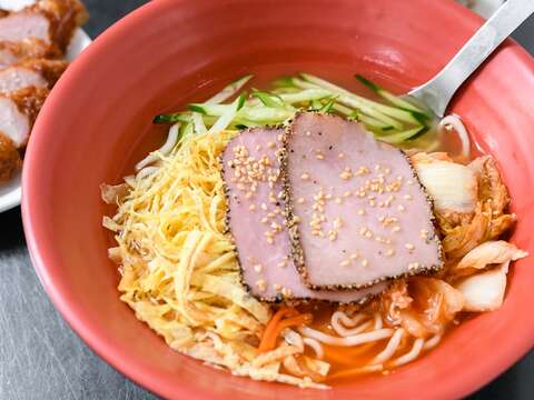 「兄弟麵館」的西塔冷麵,醬汁偏韓式調味,酸甜清爽的滋味讓人暑意全消。