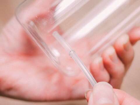 STEP 02 再用剪刀或尖嘴鉗將孔洞擴大至可塞入噴頭管子的大小,並將管子插入孔洞中。