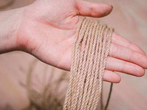 STEP 01 準備10條120公分長的麻繩，1條作為底部基繩，另外8條為袋身編織使用，剩下1條作為提把備用。提把長度可依個人喜好調整，亦可將2條麻繩一起纏繞，以加粗提把。