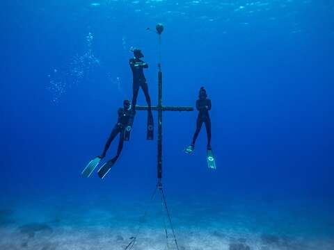 不背氣瓶的自由潛水，雖然相對依賴體能表現，卻也提供了更多的探險彈性。（攝影／林崴勝）