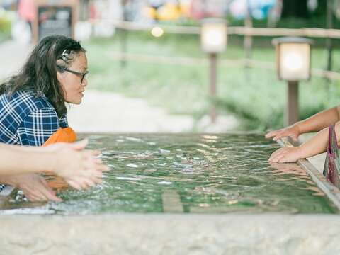 北投溪旁的泉水池，讓遊客親水，沁涼一下。