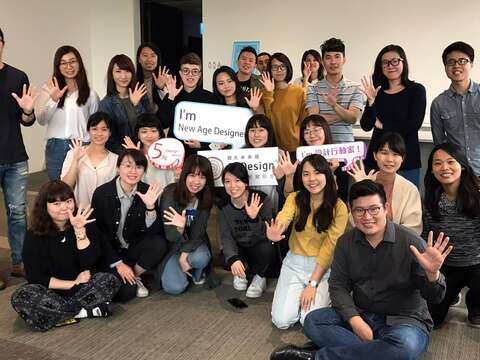 領導兩個新創團隊，楊振甫（前排右）率領大家走入社會設計和服務創新的領域。