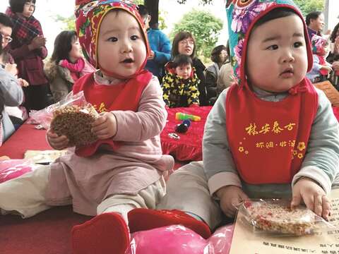 到古厝用「老樣子」祝福我們的孩子    林安泰古厝抓週收涎